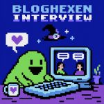 Pixelart-Grafik zum Thema „Bloghexen Interview“: Eine grüne, freundliche Pixel-Figur sitzt an einem Computer. Auf dem Monitor sind zwei Personen in einem Gespräch mit Sprechblasen zu sehen. Darüber schweben ein Hexenhut und kleine Sterne. Links befindet sich eine Sprechblase mit Herzsymbol. Der Schriftzug „BLOGHEXEN INTERVIEW“ steht groß am oberen Bildrand.