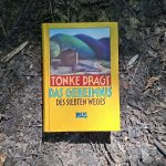 Buchcover von Das Geheimnis des siebten Weges von Tonke Dragt, erschienen im Verlag Beltz & Gelberg. Das gelbe Cover zeigt ein kleines Haus vor grünen Hügeln, fotografiert auf Waldboden mit Blättern und Zweigen.