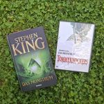 Das Buch „Das Monstrum“ von Stephen King und die zugehörige DVD „Tommyknockers – Das Monstrum“ liegen nebeneinander auf einer grünen Rasenfläche.