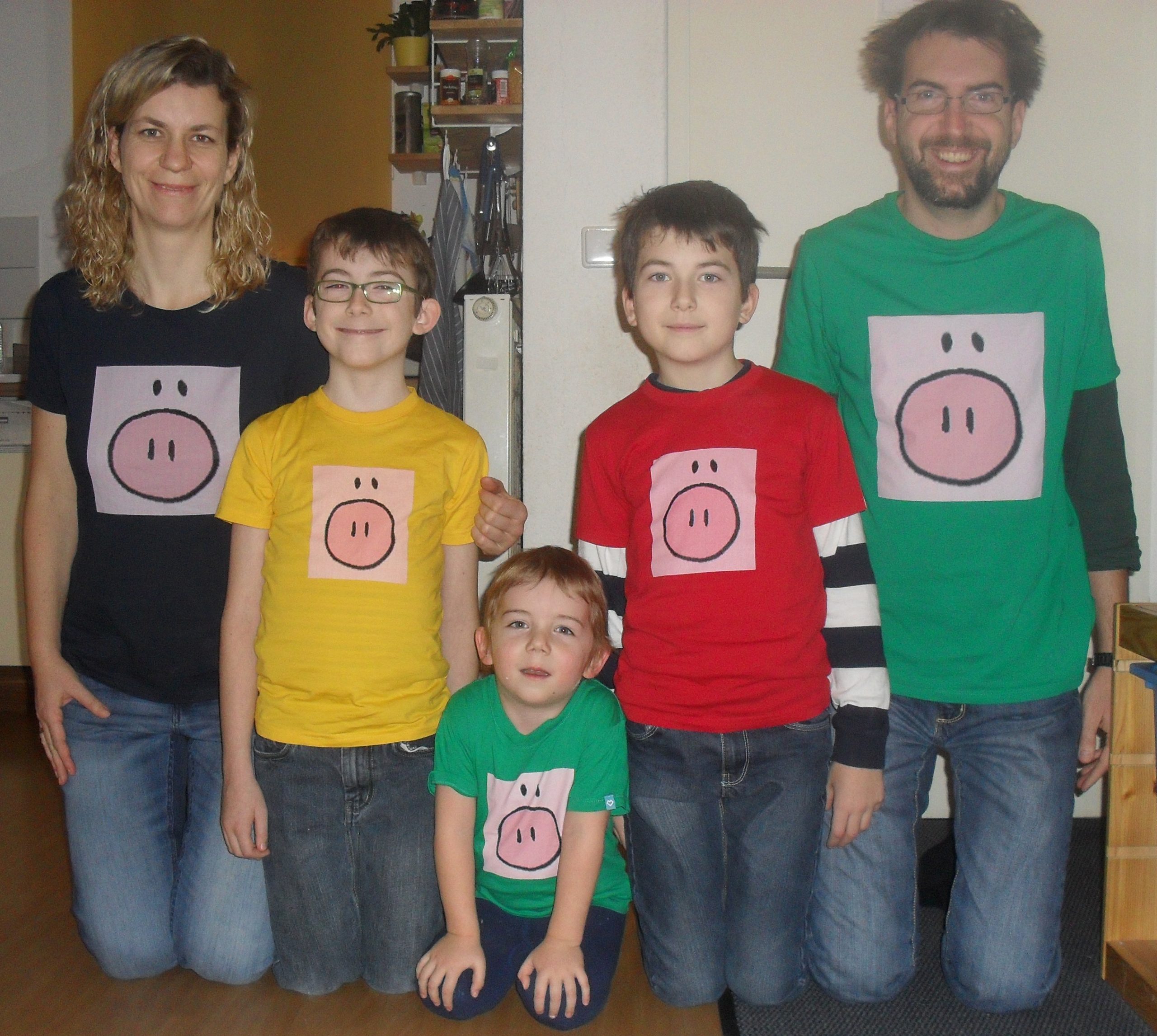 Familie mit Quadratschwein-Shirts in verschiedenen Farben
